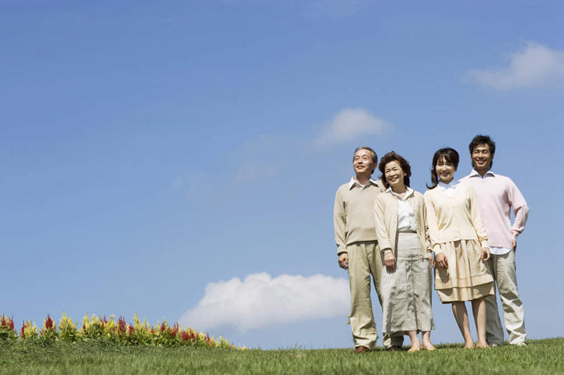 东方人,四个人,家庭,站,笑,微笑,露齿笑,横图,室外,白天,仰视,草地,草坪,花海,花圃,植物,叶子,亚洲,一排,许多,整齐,盛开,云,云朵,花蕾,云彩,注视,黄种人,手叉腰,草,花,花瓣,花朵,花卉,鲜花,排列,蓝色,绿色,白云,蓝天,天空,花丛,花束,花田,天,花苞,花蕊,叉腰,观察,看,站着,温暖,温馨,一家人,晴朗,观看,和睦,察看,队列,关注,老年男性,老年女性,男人,男性,年轻男性,年轻女性,女人,女性,亚洲人,晴空,站立,彩图,低角度拍摄,全身,融洽