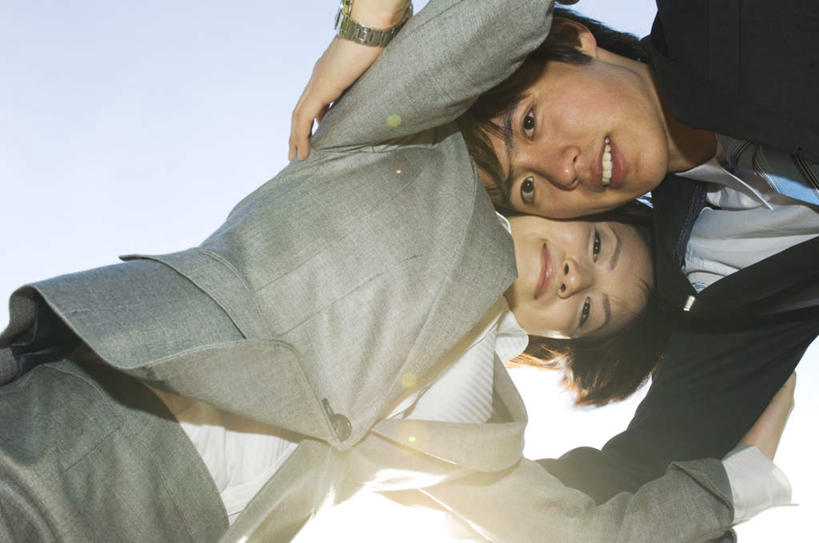 东方人,两个人,同事,商务人士,商务男性,商务女性,抱,笑,微笑,露齿笑,横图,室外,白天,仰视,衬衫,爱情,成功,合作,团队,集体,信心,亚洲,弯腰,阴影,套装,光线,影子,浪漫,黄种人,队伍,蓝色,蓝天,天空,阳光,天,温暖,温馨,恩爱,恋人,晴朗,抱着,和睦,领导,搂着,成就,商务装,合伙,领袖,工薪阶层,万里无云,弯身,男人,男性,年轻男性,年轻女性,女人,女性,亚洲人,情侣,白领,上班族,晴空,晴空万里,怀抱,搂,搂抱,相抱,拥抱,半身,彩图,低角度拍摄,衬衣,伴侣,融洽