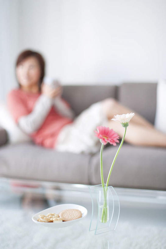 点心,东方人,一个人,躺,捧,竖图,室内,特写,白天,正面,沙发,桌子,餐具,玻璃,亚洲,仅一个年轻女性,仅一个女性,仅一个人,许多,朦胧,模糊,碟子,盘,食品,甜点,非洲菊,茶几,黄种人,玻璃制品,食物,糕点,两朵,一个,粉色,白色,灰色,盘子,玻璃瓶,瓶子,碟,碗,饼干,甜食,零食,靠,靠着,倚靠,菊花,单个,倚着,布艺沙发,扶郎花,灯盏花,千日菊,装饰饼干,卧着,年轻女性,女人,女性,亚洲人,端,端着,捧着,手捧,躺着,卧,半身,彩图