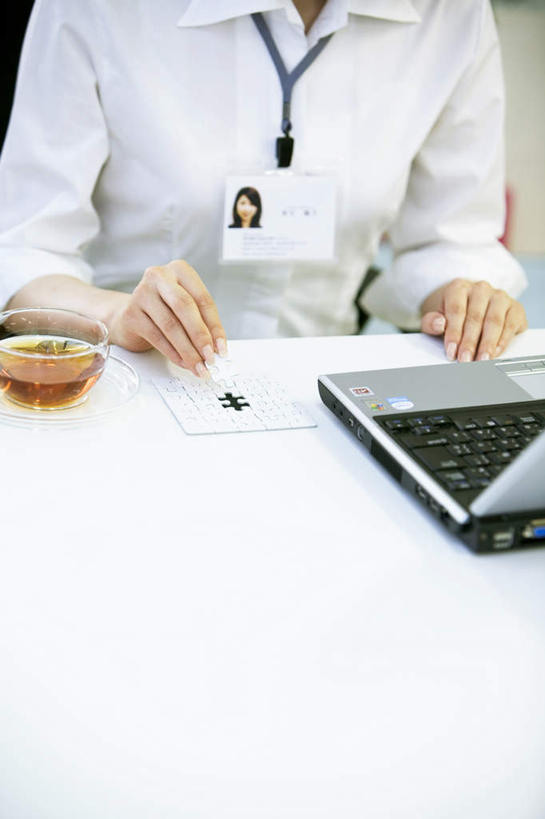 东方人,一个人,办公室,坐,竖图,俯视,室内,白天,游戏,成功,合作,团队,集体,信心,电脑,笔记本电脑,茶,家具,桌子,杯子,餐具,拼图,亚洲,仅一个年轻女性,仅一个女性,仅一个人,连接,组合,网络,碟子,盘,办公桌,一杯,玩,黄种人,娱乐,通讯设备,吊牌,队伍,一个,盘子,水杯,碟,休闲,单个,活动,链接,一台,无线,成就,发泄,消遣,智力,拼接,拼凑,通信设备,无线网络,智力游戏,合伙,无线上网,便携式电脑,办公家具,宣泄,拼合,凑集,聚合,撮合,链结,趣味,策略,手提电脑,年轻女性,女人,女性,亚洲人,茶杯,玩耍,嬉戏,坐着,半身,彩图,高角度拍摄