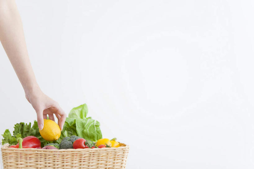 东方人,一个人,横图,室内,白天,白色背景,正面,柠檬,辣椒,蔬菜,西红柿,水果,亚洲,仅一个年轻女性,仅一个女性,仅一个人,一棵,许多,竹制,新鲜,篮子,花菜,花椰菜,生菜,莴苣,莴笋,西兰花,生食,食品,果实,菜篮,拿,拿着,黄种人,食物,两个,一个,黄色,红色,绿色,竹篮,摄影,有机食品,绿色食品,影棚,单个,竹制品,彩椒,辣角,红海椒,大椒,辣虎,广椒,叶用莴笋,香笋,春菜,鹅仔菜,莴仔菜,千金菜,年轻女性,女人,女性,亚洲人,益母果,柠果,樱桃番茄,甜椒,柿子椒,圣女果,辣子,海椒,番茄,番椒,灯笼椒,半身,彩图,影棚拍摄,拍摄