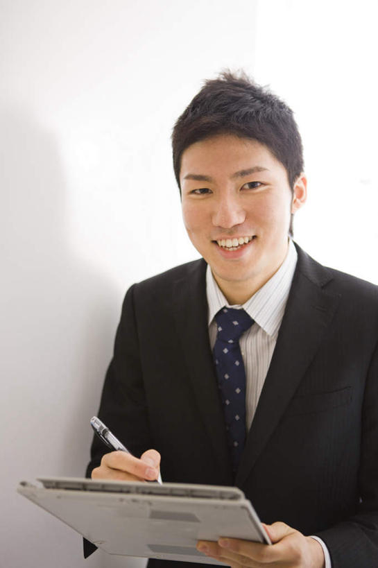 东方人,一个人,商务人士,商务男性,站,笑,微笑,露齿笑,竖图,室内,白天,正面,衬衫,亚洲,仅一个男性,仅一个人,握,套装,笔,影子,办公用品,黄种人,文具,仅一个年轻男性,学习用品,记录,站着,握着,笔记,文具用品,商务装,记录板,工薪阶层,记事板,男人,男性,年轻男性,亚洲人,白领,上班族,站立,半身,彩图,衬衣