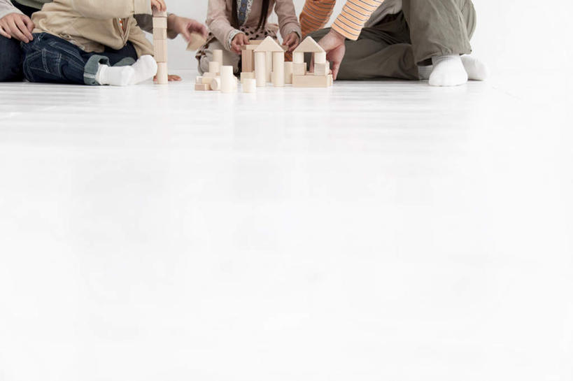 东方人,四个人,家庭,坐,横图,室内,白天,正面,游戏,智慧,地板,玩具,亚洲,许多,木制,地面,玩,黄种人,娱乐,木地板,白色,木制品,休闲,温暖,温馨,一家人,积木,益智,活动,和睦,思维,发泄,消遣,智力,想象,宣泄,老年男性,男人,男性,年轻男性,年轻女性,女孩,女人,女性,亚洲人,玩耍,嬉戏,坐着,半身,彩图,融洽