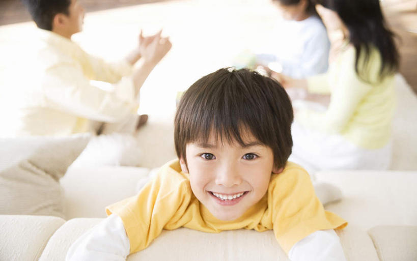 东方人,脸,头,脸颊,四个人,家庭,坐,笑,说,微笑,露齿笑,横图,俯视,室内,特写,白天,讨论,纯洁,靠垫,沙发,亚洲,靠枕,黄种人,一个,白色,抱枕,枕头,靠,靠着,趴着,温暖,温馨,一家人,可爱,童年,童趣,单个,和睦,布艺沙发,童真,烂漫,无邪,交流,天真,男孩,男人,男性,年轻男性,年轻女性,女孩,女人,女性,亚洲人,头部,脸部,脸蛋,面部,沟通,讲话,交谈,趴,商讨,说话,谈话,坐着,半身,彩图,高角度拍摄,融洽