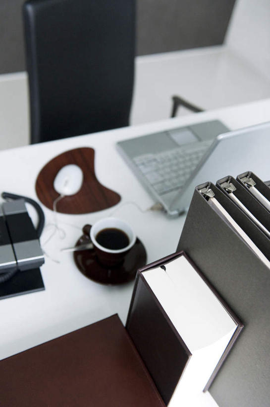 咖啡,无人,办公室,打电话,竖图,俯视,室内,白天,幸福,电脑,笔记本电脑,鼠标,家具,桌子,杯子,餐具,电话,手机,书籍,椅子,一本,许多,网络,材料,瓷器,档案,碟子,盘,文件,办公桌,咖啡色,咖啡杯,鼠标垫,陶瓷制品,一杯,娱乐,输入设备,通讯设备,饮料,一个,白色,盘子,会议椅,资料,碟,享受,休闲,温馨,放松,乐趣,单个,一台,办公椅,提神,无线,舒适,文档,瓷杯,醒脑,通信设备,无线网络,无线上网,便携式电脑,一部,办公家具,软饮料,商务椅,培训椅,交流,手提电脑,书,图书,沟通,通话,彩图,高角度拍摄