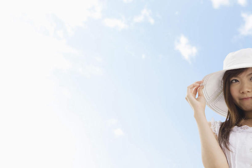 东方人,一个人,笑,微笑,横图,室外,白天,仰视,帽子,亚洲,仅一个年轻女性,仅一个女性,仅一个人,握,阴影,光线,影子,云,云朵,拿,云彩,拿着,黄种人,蓝色,白云,蓝天,天空,阳光,遮阳帽,天,握着,晴朗,年轻女性,女人,女性,亚洲人,晴空,半身,彩图,低角度拍摄