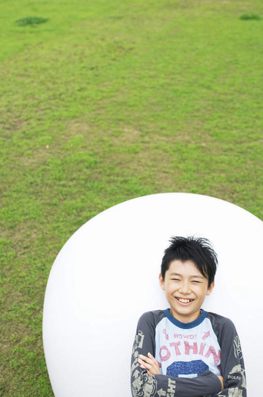 东方人,儿童,一个人,躺,笑,双手交叉,微笑,露齿笑,竖图,俯视,室外,白天,游戏,草地,草坪,植物,亚洲,仅一个男性,仅一个人,玩,黄种人,娱乐,草,小孩,绿色,白色,靠,靠着,仅一个小孩,休闲,球体,活动,双手抱胸,发泄,消遣,智力,宣泄,卧着,男孩,男人,男性,亚洲人,孩子,躺着,玩耍,卧,嬉戏,半身,彩图,高角度拍摄,男生