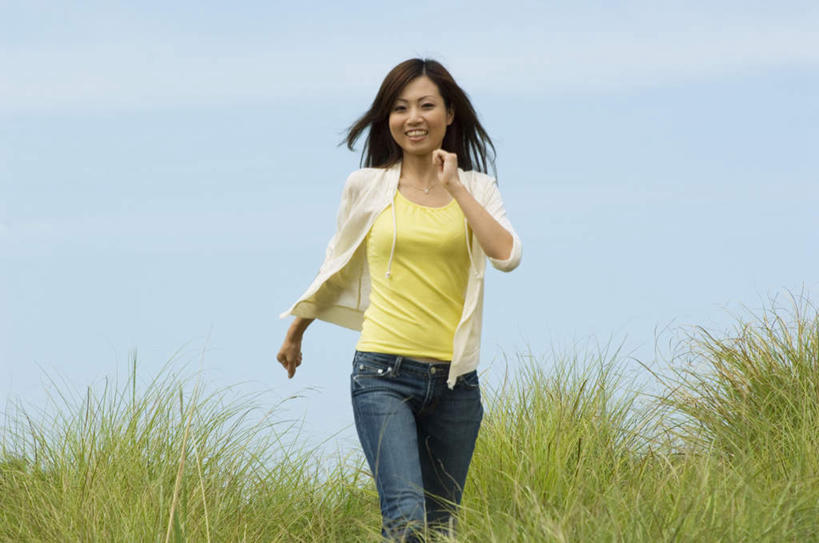 东方人,一个人,走,笑,微笑,露齿笑,横图,室外,白天,正面,旅游,度假,植物,亚洲,仅一个年轻女性,仅一个女性,仅一个人,云,云朵,草药,药草,云彩,黄种人,娱乐,中药,蓝色,白云,蓝天,天空,天,享受,休闲,放松,晴朗,药材,中草药,中药材,本草,年轻女性,女人,女性,亚洲人,晴空,步行,散步,走路,半身,彩图