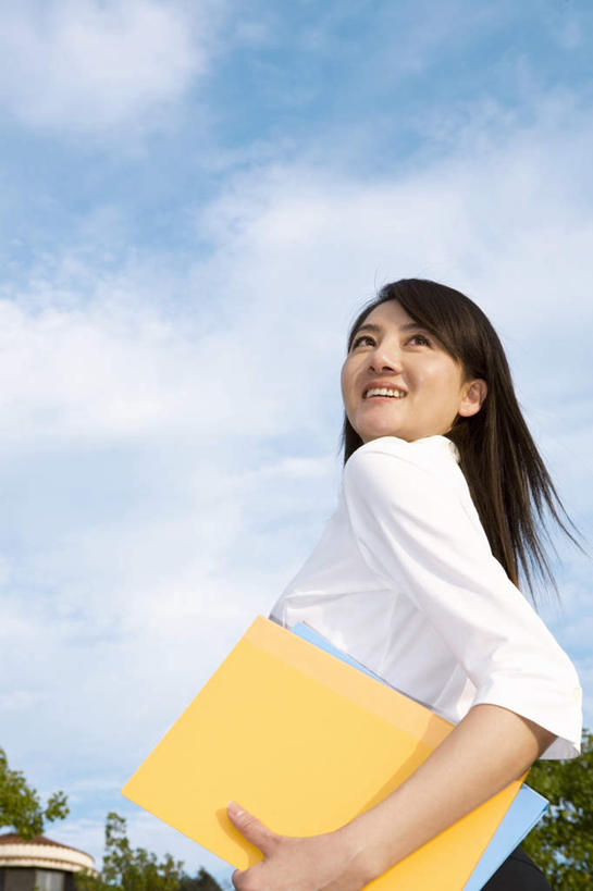 东方人,一个人,跑,捧,笑,微笑,露齿笑,竖图,室外,白天,仰视,植物,亚洲,仅一个年轻女性,仅一个女性,仅一个人,材料,档案,文件,云,云朵,文件夹,云彩,扭头,黄种人,树,树木,两个,黄色,蓝色,绿色,白云,蓝天,天空,自然,资料,天,转头,生长,晴朗,成长,文档,年轻女性,女人,女性,亚洲人,晴空,端,端着,跑步,捧着,手捧,半身,彩图,低角度拍摄