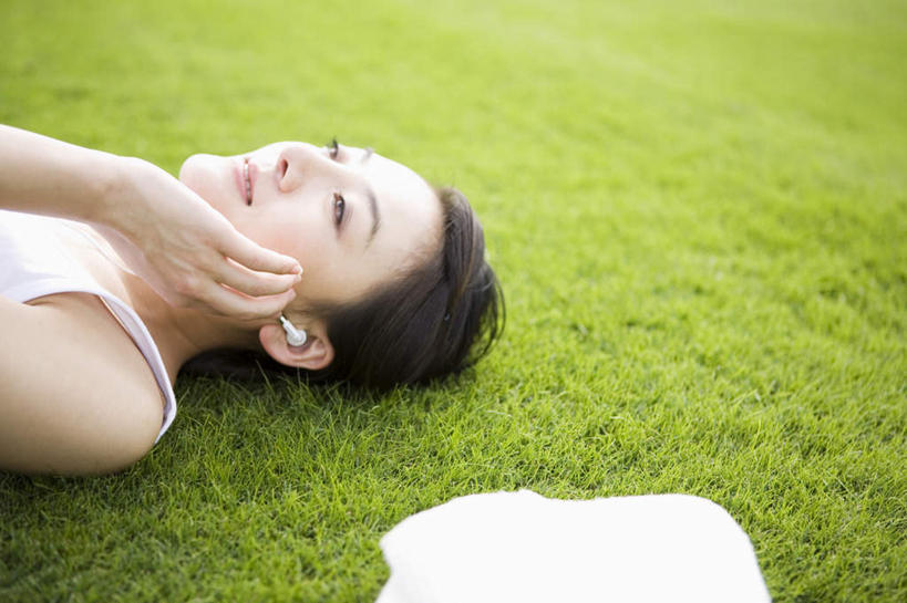 东方人,一个人,躺,笑,摸,微笑,露齿笑,横图,俯视,室外,白天,快乐,满意,幸福,草地,草坪,植物,亚洲,仅一个年轻女性,仅一个女性,仅一个人,一块,抚摸,音响,音乐,黄种人,娱乐,草,绿色,白色,耳机,毛巾,享受,休闲,放松,舒适,享乐,卧着,年轻女性,女人,女性,亚洲人,触摸,接触,躺着,卧,半身,彩图,高角度拍摄