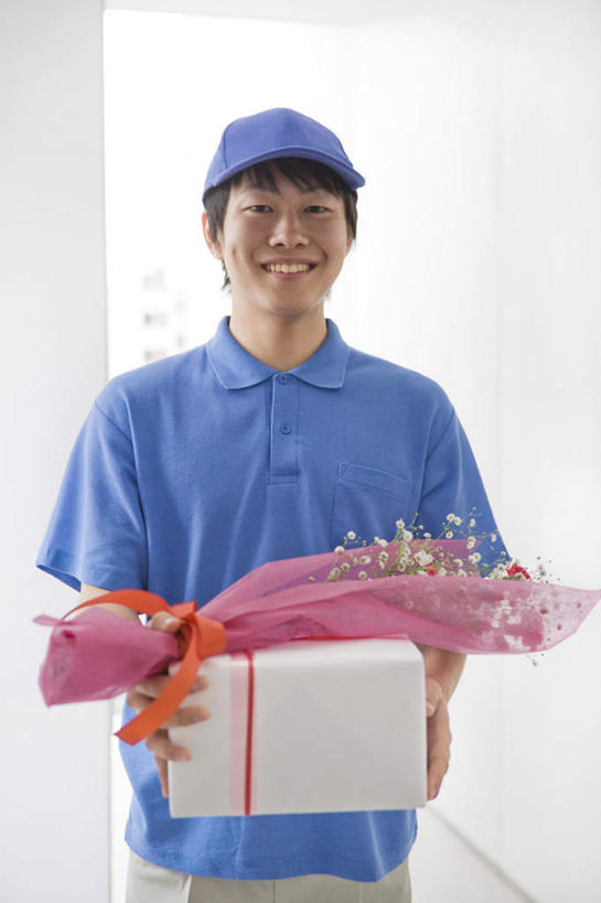 东方人,一个人,站,捧,笑,微笑,露齿笑,竖图,室外,白天,正面,礼盒,礼物,亚洲,仅一个男性,仅一个人,盛开,包装纸,纸盒,墙,浪漫,花蕾,黄种人,墙壁,墙面,盒子,花,花瓣,花朵,鲜花,仅一个年轻男性,一个,红色,白色,包装盒,礼品盒,花苞,花蕊,站着,快递员,礼品,单个,快递,速递,男人,男性,年轻男性,亚洲人,端,端着,捧着,手捧,站立,半身,彩图