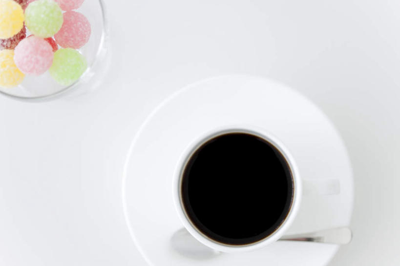 咖啡,无人,横图,俯视,室内,白天,白色背景,幸福,杯子,餐具,一把,许多,瓷器,碟子,盘,勺子,食品,糖,糖果,甜点,甜品,咖啡杯,陶瓷制品,一杯,娱乐,食物,饮料,一个,粉色,黄色,红色,绿色,盘子,调羹,碟,汤匙,甜食,享受,休闲,温馨,放松,乐趣,摄影,影棚,单个,提神,舒适,瓷杯,醒脑,硬糖,软饮料,彩图,高角度拍摄,影棚拍摄,拍摄