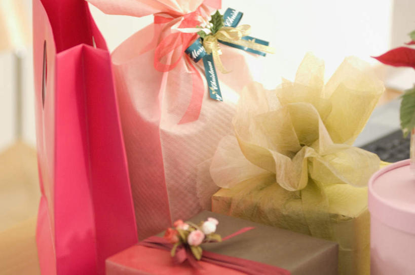 无人,横图,俯视,室内,白天,购物,消费,窗帘,袋子,礼盒,礼物,装饰,包装袋,手提袋,丝绸,丝带,纸盒,缎带,购物袋,绸带,盒子,一个,粉色,黄色,红色,包装盒,礼品盒,四个,金融,礼品,单个,华丽,修饰,点缀,购买,贸易,衬托,美观,雅致,雅观,彩图,高角度拍摄
