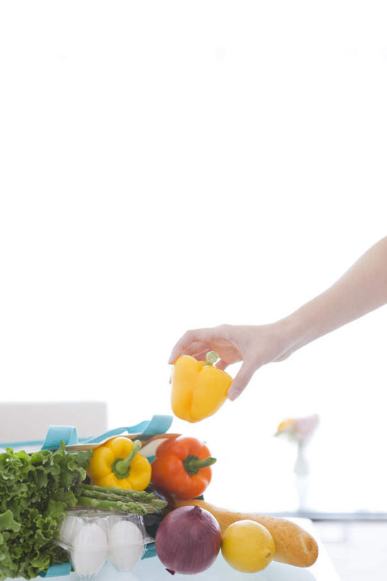 点心,面包,东方人,一个人,竖图,室内,白天,正面,购物,消费,柠檬,辣椒,芦笋,蔬菜,洋葱,袋子,水果,亚洲,仅一个年轻女性,仅一个女性,仅一个人,许多,握,新鲜,包装袋,手提袋,生菜,莴苣,蛋,鸡蛋,生食,食品,面点,果实,购物袋,拿,拿着,黄种人,食物,糕点,三个,一个,黄色,紫色,白色,四个,橙色,握着,金融,有机食品,绿色食品,单个,购买,贸易,彩椒,辣角,红海椒,大椒,辣虎,广椒,春菜,鹅仔菜,莴仔菜,千金菜,卵,叶用莴苣,年轻女性,女人,女性,亚洲人,益母果,柠果,猪尾巴,圆葱,药鸡豆子,洋葱头,甜椒,柿子椒,石刁柏,球葱,蚂蚁杆,龙须菜,狼尾巴根,辣子,海椒,番椒,灯笼椒,半身,彩图