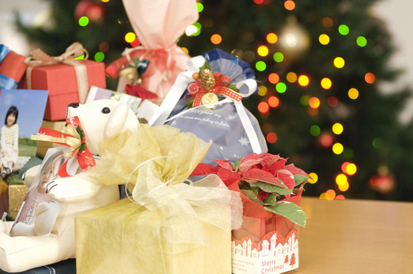 无人,横图,俯视,照片,室内,白天,植物,桌子,礼盒,礼物,圣诞节,一张,许多,节日,朦胧,模糊,庆祝,装饰,木制,丝绸,丝带,纸盒,灯光,圣诞树,缎带,文化,绸带,盒子,树,树木,粉色,黄色,红色,蓝色,绿色,自然,包装盒,木制品,礼品盒,庆典,摄影,礼品,生长,成长,纪念,华丽,修饰,点缀,衬托,美观,雅致,雅观,相片,彩图,高角度拍摄,拍摄,照相