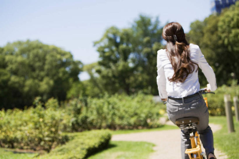 东方人,一个人,横图,室外,特写,白天,草地,草坪,植物,道路,路,自行车,亚洲,仅一个年轻女性,仅一个女性,仅一个人,许多,云,云朵,小路,交通,云彩,黄种人,车,脚踏车,草,树,树木,骑,背面,蓝色,绿色,白云,蓝天,天空,自然,交通工具,天,生长,晴朗,成长,载具,年轻女性,女人,女性,亚洲人,晴空,半身,彩图