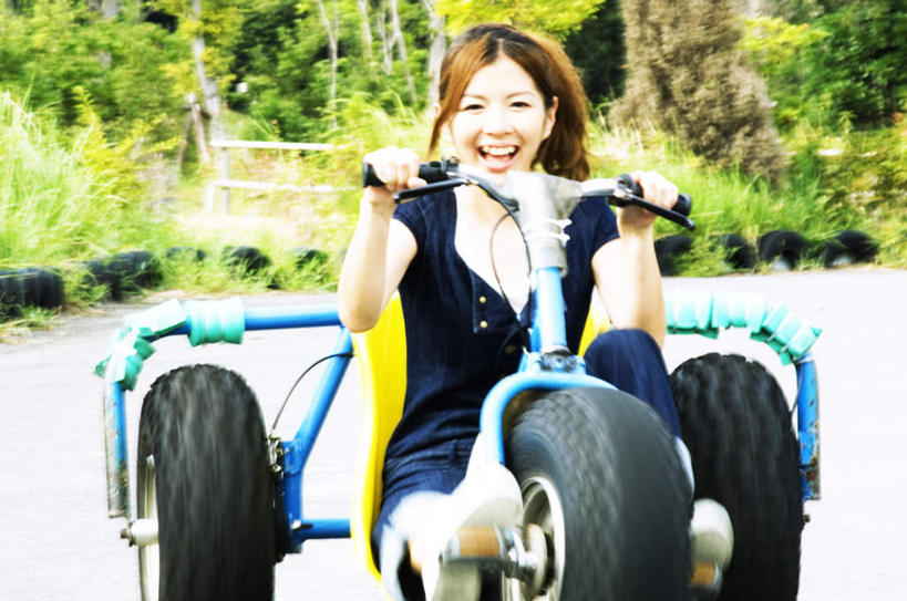 东方人,脸,头,脸颊,一个人,笑,微笑,露齿笑,横图,室外,特写,白天,正面,游戏,草地,草坪,植物,道路,路,公路,自行车,亚洲,仅一个年轻女性,仅一个女性,仅一个人,三轮车,交通,玩,黄种人,娱乐,车,脚踏车,草,树,树木,骑,绿色,自然,交通工具,休闲,生长,成长,活动,发泄,消遣,智力,载具,宣泄,年轻女性,女人,女性,亚洲人,头部,脸部,脸蛋,面部,马路,玩耍,嬉戏,彩图,全身