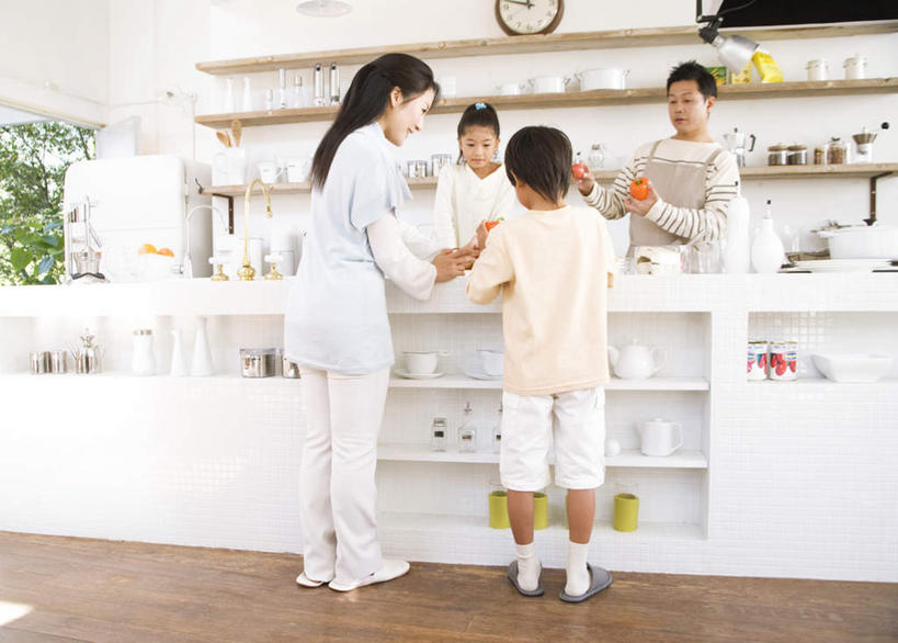 东方人,四个人,站,横图,室内,白天,仰视,植物,厨房,地板,柜子,辣椒,西红柿,餐具,亚洲,许多,握,装饰,时间,盆栽,时钟,灶台,盆景,地面,拿,计时,拿着,黄种人,木地板,两个,一个,红色,绿色,自然,钟表,站着,橙色,表,握着,生长,单个,成长,华丽,修饰,点缀,档案柜,彩椒,辣角,红海椒,大椒,辣虎,广椒,衬托,美观,雅致,雅观,男孩,男人,男性,年轻男性,年轻女性,女孩,女人,女性,亚洲人,进餐用具,烹调用具,钟,甜椒,柿子椒,辣子,海椒,番茄,番椒,灯笼椒,站立,彩图,低角度拍摄,全身,灶间