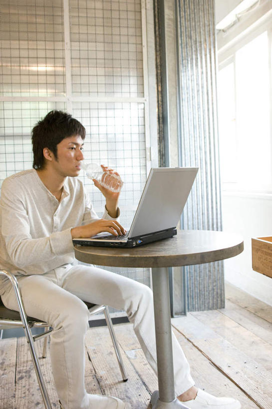 东方人,一个人,办公室,坐,竖图,室内,白天,正面,电脑,笔记本电脑,水,地板,家具,桌子,椅子,亚洲,仅一个男性,仅一个人,喝,敲打,握,网络,木制,办公桌,地面,拿,拿着,注视,黄种人,输入,通讯设备,饮用水,木地板,仅一个年轻男性,一个,会议椅,木制品,瓶子,塑料制品,打字,观察,看,塑料瓶,握着,单个,观看,点击,敲击,办公椅,察看,无线,关注,通信设备,无线网络,无线上网,便携式电脑,办公家具,商务椅,培训椅,按键,手提电脑,男人,男性,年轻男性,亚洲人,坐着,彩图,全身