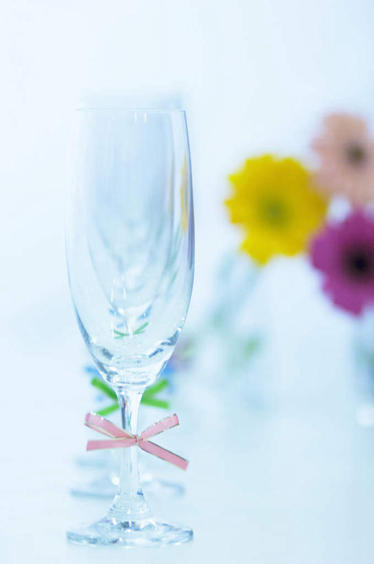 无人,竖图,俯视,室内,特写,白天,白色背景,杯子,三朵,朦胧,模糊,装饰,盛开,高脚杯,丝绸,丝带,非洲菊,缎带,花蕾,玻璃制品,绸带,花,花瓣,花朵,鲜花,一个,粉色,黄色,紫色,酒杯,花苞,花蕊,菊花,摄影,影棚,三条,单个,华丽,修饰,点缀,香槟杯,扶郎花,灯盏花,千日菊,衬托,美观,雅致,雅观,玻璃杯,彩图,高角度拍摄,影棚拍摄,拍摄