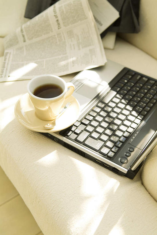 咖啡,无人,竖图,俯视,室内,白天,西装,幸福,电脑,笔记本电脑,沙发,报纸,杯子,餐具,套装,正装,网络,信息,英文,标志,瓷器,碟子,盘,文字,字符,字母,咖啡杯,陶瓷制品,一杯,职业装,娱乐,通讯设备,标识,饮料,一个,白色,灰色,盘子,碟,一件,享受,休闲,温馨,放松,乐趣,单个,英文字母,新闻,一台,提神,无线,舒适,瓷杯,醒脑,通信设备,无线网络,布艺沙发,无线上网,便携式电脑,软饮料,手提电脑,彩图,高角度拍摄,报刊