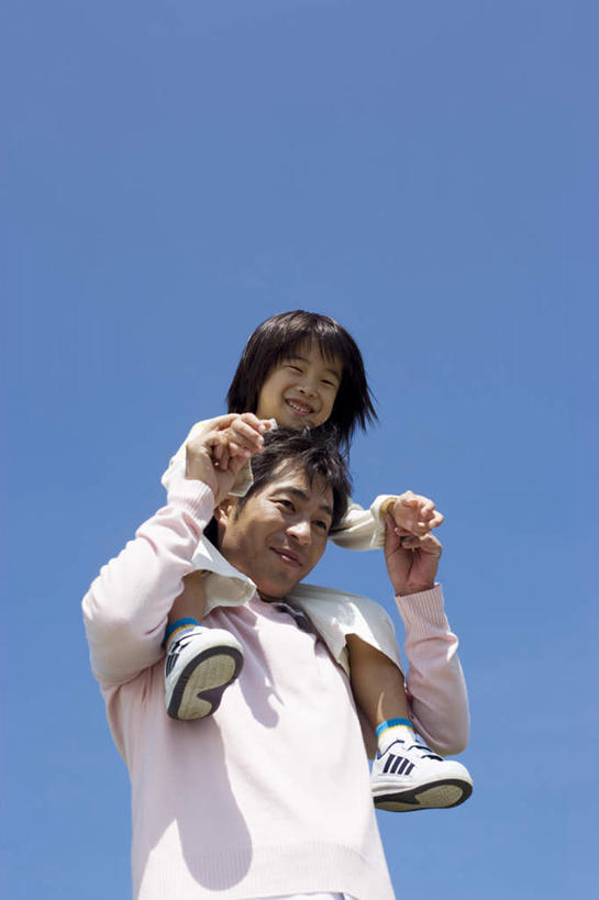 东方人,背,两个人,父亲,儿子,站,坐,握手,竖图,室外,白天,仰视,游戏,亚洲,玩,黄种人,娱乐,蓝色,蓝天,天空,天,背着,站着,休闲,父子,父爱,活动,发泄,消遣,智力,宣泄,男孩,男人,男性,年轻男性,亚洲人,拉手,手拉手,手握手,玩耍,嬉戏,站立,坐着,半身,彩图,低角度拍摄