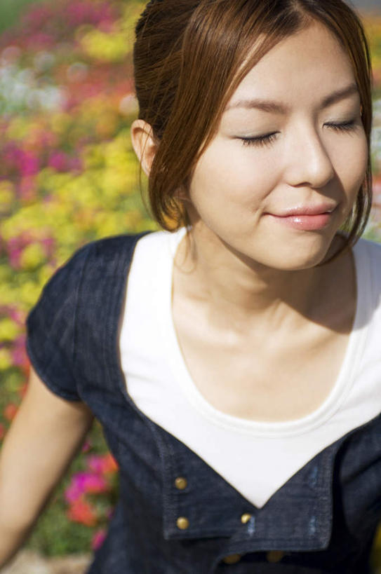 东方人,一个人,坐,闭眼,笑,微笑,竖图,俯视,室外,白天,亚洲,仅一个年轻女性,仅一个女性,仅一个人,许多,盛开,花蕾,黄种人,花,花瓣,花朵,鲜花,黄色,红色,花苞,花蕊,年轻女性,女人,女性,亚洲人,闭眼睛,闭着眼,闭着眼睛,坐着,半身,彩图,高角度拍摄