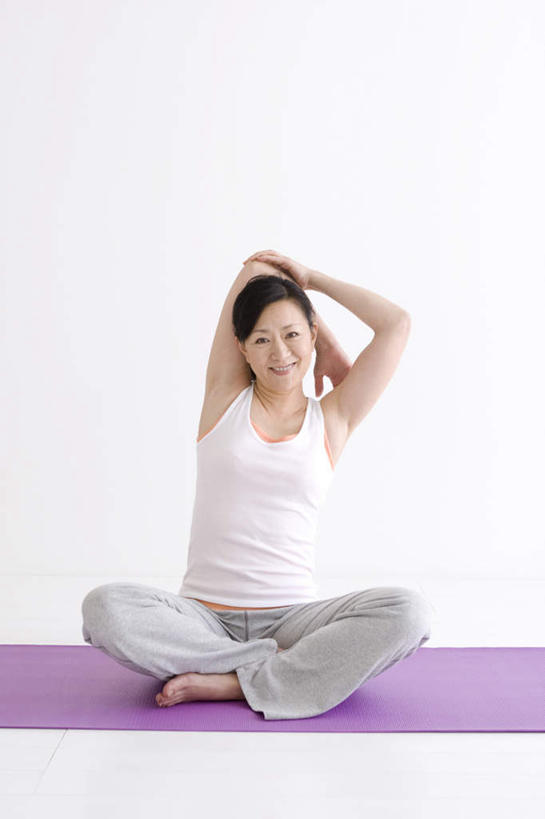 东方人,一个人,坐,举,笑,盘腿,微笑,露齿笑,竖图,室内,白天,白色背景,正面,锻炼,瑜伽,运动,亚洲,仅一个女性,仅一个人,毯子,黄种人,瑜伽垫,垫子,托,仅一个中年女性,赤脚,养生,摄影,影棚,瑜伽毯,体育,女人,女性,中年女性,亚洲人,举起,举手,举着,盘腿而坐,盘膝,盘着腿的,盘着腿坐,双腿交叉,向上举,向上伸,向上托,坐着,彩图,全身,影棚拍摄,健身,拍摄