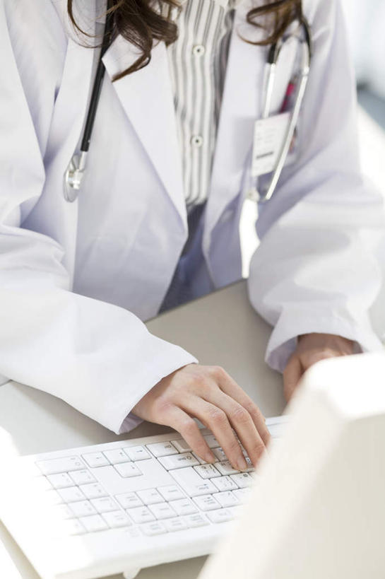 东方人,一个人,医生,办公室,竖图,俯视,室内,白天,电脑,显示器,鼠标,键盘,家具,桌子,亚洲,仅一个年轻女性,仅一个女性,仅一个人,戴,敲打,网络,办公桌,黄种人,输入,输入设备,通讯设备,白色,听诊器,打字,医护人员,医疗人员,台式电脑,点击,敲击,戴着,医疗设备,白大褂,通信设备,输出设备,办公家具,按键,年轻女性,女人,女性,亚洲人,大夫,半身,彩图,高角度拍摄