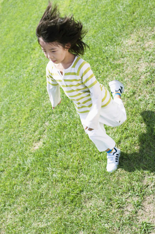 东方人,儿童,一个人,跑,竖图,俯视,室外,白天,锻炼,游戏,纯洁,运动,草地,草坪,植物,亚洲,仅一个女性,仅一个人,阴影,光线,影子,玩,黄种人,娱乐,草,小孩,绿色,阳光,仅一个小孩,休闲,可爱,童年,童趣,活动,发泄,消遣,智力,童真,烂漫,无邪,宣泄,体育,天真,女孩,女人,女性,亚洲人,孩子,跑步,玩耍,嬉戏,彩图,高角度拍摄,全身,健身,女生