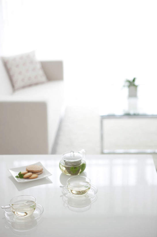 点心,面包,无人,办公室,竖图,俯视,室内,白天,植物,茶,地板,家具,靠垫,沙发,桌子,杯子,餐具,阴影,装饰,光线,碟子,壶,盘,盆栽,影子,办公桌,食品,面点,靠枕,盆景,地面,五片,茶几,木地板,水壶,食物,糕点,两个,一个,绿色,白色,阳光,自然,盘子,茶壶,水杯,抱枕,碟,枕头,生长,单个,成长,华丽,修饰,点缀,布艺沙发,办公家具,一壶,衬托,美观,雅致,雅观,茶杯,彩图,高角度拍摄