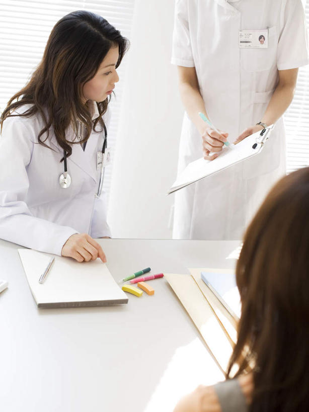 东方人,三个人,医生,病人,护士,医院,坐,竖图,俯视,室内,白天,窗户,桌子,亚洲,许多,握,笔,纸,百叶窗,办公用品,拿,拿着,注视,黄种人,文具,红色,蓝色,绿色,白色,学习用品,观察,记录,看,医护人员,医疗人员,握着,四支,观看,文具用品,察看,白衣天使,白大褂,关注,医疗机构,便条贴,年轻女性,女人,女性,亚洲人,大夫,患者,就医者,坐着,半身,彩图,高角度拍摄,病院,诊所