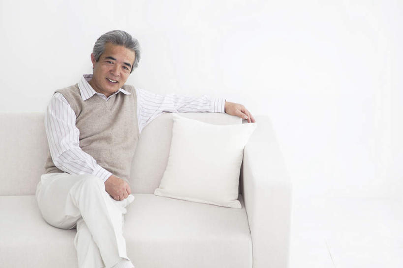 东方人,一个人,坐,笑,微笑,露齿笑,横图,室内,白天,白色背景,正面,靠垫,沙发,亚洲,仅一个男性,仅一个人,靠枕,二郎腿,黄种人,一个,白色,灰色,抱枕,枕头,靠,靠着,倚靠,仅一个老年男性,摄影,影棚,单个,倚着,布艺沙发,老年男性,男人,男性,亚洲人,坐着,半身,彩图,影棚拍摄,拍摄