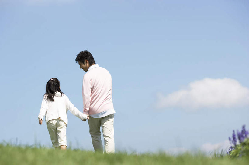 东方人,两个人,家庭,走,握手,横图,室外,白天,仰视,草地,草坪,植物,亚洲,许多,盛开,云,云朵,花蕾,云彩,黄种人,草,花,花瓣,花朵,鲜花,蓝色,绿色,紫色,白云,蓝天,天空,天,花苞,花蕊,温暖,温馨,一家人,晴朗,和睦,男人,男性,年轻男性,女孩,女人,女性,亚洲人,晴空,步行,拉手,散步,手拉手,手握手,走路,半身,彩图,低角度拍摄,融洽