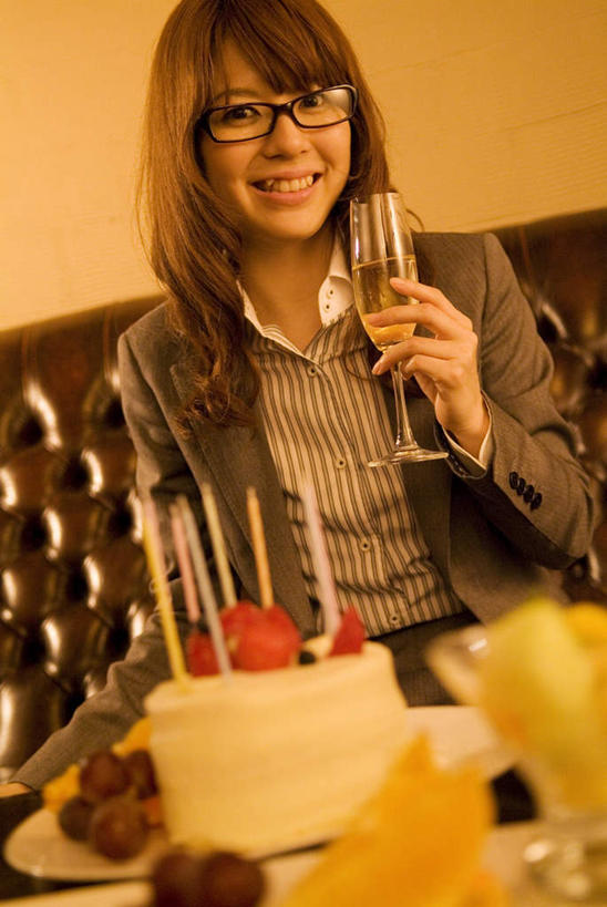 点心,葡萄酒,东方人,一个人,商务人士,商务女性,坐,竖图,室外,白天,正面,奢侈,下午茶,快乐,沙发,桌子,草莓,浆果,葡萄,杯子,蜡烛,水果,亚洲,仅一个年轻女性,仅一个女性,仅一个人,许多,握,套装,新鲜,高脚杯,生食,食品,果实,一杯,浪漫,拿,拿着,黄种人,玻璃制品,酒,食物,糕点,饮料,一个,紫色,黑色,酒杯,香槟,诱惑,握着,有机食品,绿色食品,单个,商务装,工薪阶层,香槟杯,气泡酒,起泡酒,汽酒,年轻女性,女人,女性,亚洲人,白领,上班族,玻璃杯,洋莓,水果皇后,山葫芦,蒲桃,红莓,地莓,草龙珠,坐着,半身,彩图,高兴,欢笑,蛋糕,皮沙发