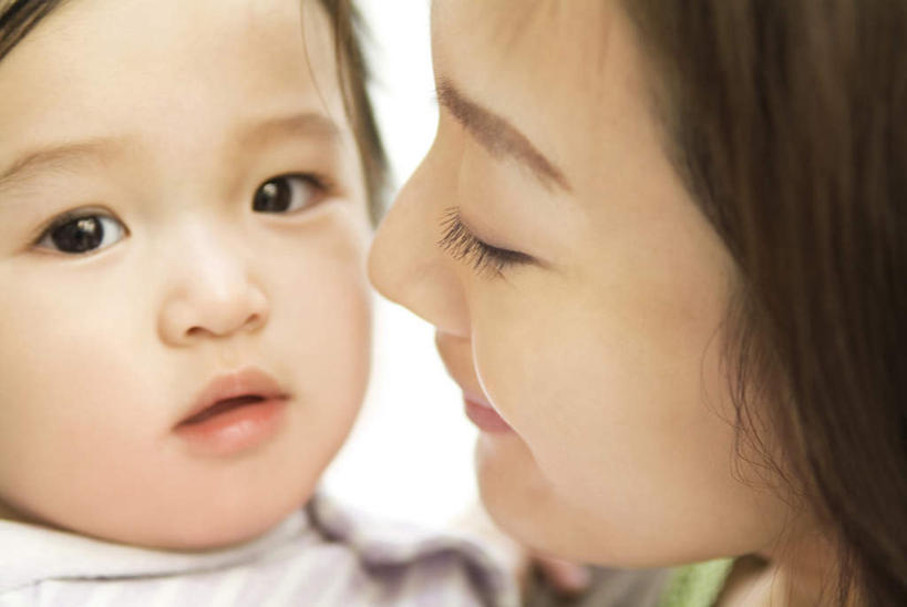 东方人,儿童,脸,头,脸颊,两个人,家庭,母亲,女儿,横图,室内,特写,白天,白色背景,正面,纯洁,亚洲,黄种人,小孩,温暖,温馨,母女,一家人,可爱,母爱,童年,童趣,和睦,童真,烂漫,无邪,天真,年轻女性,女孩,女人,女性,亚洲人,孩子,年轻人,头部,脸部,脸蛋,面部,半身,彩图,融洽,女生