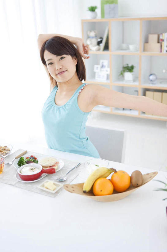 米饭,东方人,一个人,客厅,坐,伸展双臂,笑,微笑,竖图,俯视,室内,白天,餐桌,柜子,桌子,柑橘,猕猴桃,香蕉,蔬菜,水果,椅子,亚洲,仅一个年轻女性,仅一个女性,仅一个人,一把,一堆,许多,伸展,堆积,新鲜,木椅,肉,生食,汉堡,食品,果实,饭,黄种人,伸懒腰,肉类,食物,两个,一个,白色,橱柜,垫子,放松,有机食品,绿色食品,单个,餐台,堆,五谷,起居室,惬意,肉食,一碗,懒腰,年轻女性,女人,女性,亚洲人,奇异果,猕猴梨,橘子,桔子,甘蕉,橙子,橙,敞开双臂,伸开双臂,展开双肩,张开手臂,张开双臂,坐着,半身,彩图,高角度拍摄,慵懒