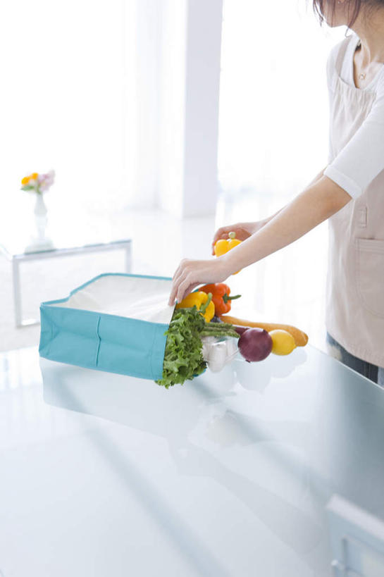 东方人,一个人,站,竖图,俯视,室内,白天,购物,消费,植物,窗帘,柠檬,辣椒,芦笋,蔬菜,袋子,水果,亚洲,仅一个年轻女性,仅一个女性,仅一个人,一根,许多,握,新鲜,装饰,包装袋,盆栽,手提袋,山药,生菜,莴苣,生食,食品,果实,购物袋,盆景,拿,拿着,黄种人,食物,三个,一个,黄色,红色,蓝色,绿色,白色,自然,站着,握着,金融,有机食品,绿色食品,生长,单个,成长,华丽,修饰,点缀,购买,贸易,彩椒,辣角,红海椒,大椒,辣虎,广椒,衬托,美观,雅致,雅观,春菜,鹅仔菜,莴仔菜,千金菜,薯蓣,怀山药,淮山药,玉延,山薯,叶用莴苣,年轻女性,女人,女性,亚洲人,益母果,柠果,猪尾巴,药鸡豆子,甜椒,柿子椒,石刁柏,蚂蚁杆,龙须菜,狼尾巴根,辣子,海椒,番椒,灯笼椒,站立,半身,彩图,高角度拍摄