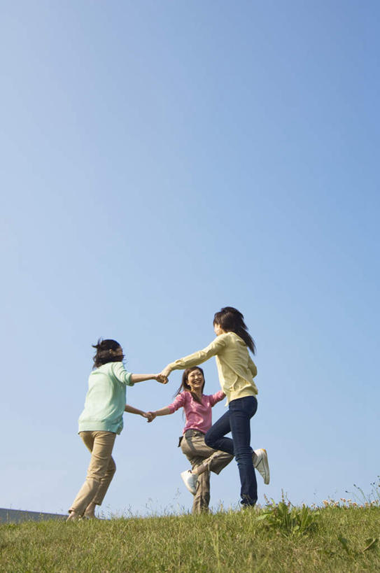 东方人,三个人,握手,竖图,室外,白天,仰视,跳舞,草地,草坪,植物,亚洲,一排,整齐,黄种人,草,排列,蓝色,绿色,蓝天,天空,天,晴朗,队列,环形,绕圈,舞姿,万里无云,年轻女性,女人,女性,亚洲人,晴空,晴空万里,拉手,手拉手,手握手,彩图,低角度拍摄,全身,开心,舞蹈