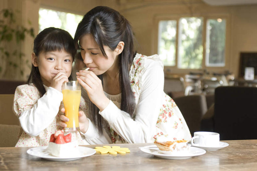 点心,果汁,咖啡,东方人,两个人,坐,横图,室内,白天,正面,下午茶,幸福,草莓,浆果,杯子,餐具,水果,亚洲,两根,两块,喝,新鲜,瓷器,碟子,盘,塑料,生食,食品,果实,咖啡杯,陶瓷制品,一杯,黄种人,娱乐,食物,糕点,饮料,两个,三个,一个,黄色,盘子,塑料制品,吸管,垫子,碟,享受,休闲,温馨,放松,乐趣,有机食品,绿色食品,单个,空心,提神,舒适,瓷杯,醒脑,软饮料,饮管,年轻女性,女孩,女人,女性,亚洲人,进餐用具,烹调用具,洋莓,水果皇后,红莓,地莓,坐着,半身,彩图,咖啡馆,蛋糕,圆柱状