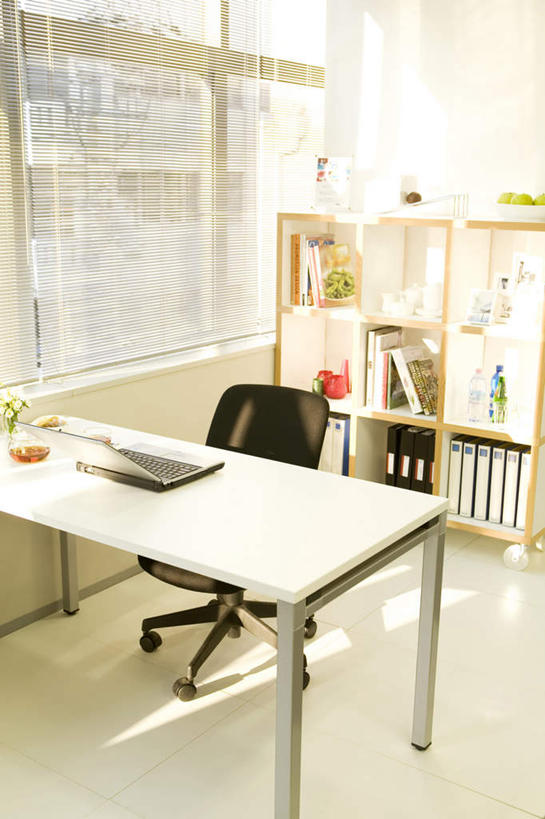 无人,办公室,竖图,俯视,室内,白天,电脑,笔记本电脑,植物,茶,窗户,柜子,家具,桌子,书籍,椅子,一把,许多,装饰,网络,材料,瓷砖,档案,地砖,壶,盆栽,文件,百叶窗,办公桌,盆景,地面,通讯设备,玻璃制品,水壶,两个,一个,绿色,白色,黑色,自然,玻璃瓶,茶壶,会议椅,瓶子,资料,橱柜,花茶,生长,单个,成长,华丽,修饰,一台,办公椅,点缀,无线,文档,通信设备,无线网络,无线上网,便携式电脑,办公家具,一壶,衬托,美观,雅致,雅观,商务椅,培训椅,手提电脑,书,图书,彩图,高角度拍摄