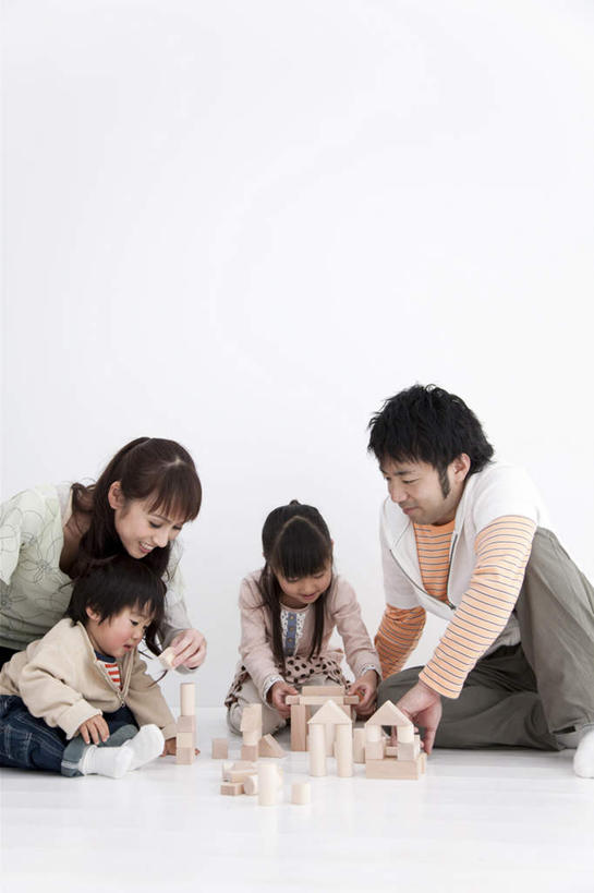 东方人,四个人,家庭,坐,笑,微笑,露齿笑,竖图,室内,白天,白色背景,正面,游戏,智慧,玩具,亚洲,木制,玩,黄种人,娱乐,木制品,休闲,温暖,温馨,一家人,积木,益智,摄影,影棚,活动,和睦,思维,发泄,消遣,智力,想象,宣泄,男孩,男人,男性,年轻男性,年轻女性,女孩,女人,女性,亚洲人,玩耍,嬉戏,坐着,半身,彩图,影棚拍摄,拍摄,融洽