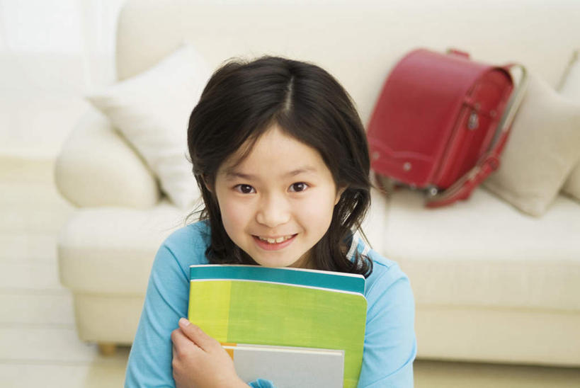 东方人,儿童,一个人,坐,捧,笑,微笑,露齿笑,横图,俯视,室内,白天,纯洁,窗帘,靠垫,沙发,亚洲,仅一个女性,仅一个人,书包,记事本,靠枕,注视,黄种人,两个,小孩,红色,绿色,白色,灰色,本子,笔记本,抱枕,枕头,观察,看,仅一个小孩,三本,可爱,童年,童趣,观看,察看,关注,布艺沙发,童真,烂漫,无邪,天真,女孩,女人,女性,亚洲人,孩子,端,端着,捧着,手捧,坐着,半身,彩图,高角度拍摄,女生