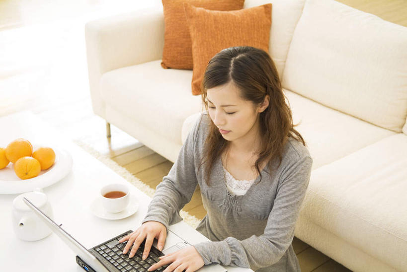 东方人,一个人,商务人士,商务女性,客厅,坐,横图,俯视,室内,白天,电脑,笔记本电脑,茶,地板,靠垫,沙发,柑橘,杯子,餐具,亚洲,仅一个年轻女性,仅一个女性,仅一个人,敲打,套装,网络,碟子,壶,盘,靠枕,地面,一杯,茶几,黄种人,输入,通讯设备,木地板,水壶,两个,一个,黄色,白色,盘子,茶壶,水杯,抱枕,碟,枕头,打字,四个,橙色,单个,点击,敲击,无线,起居室,通信设备,商务装,无线网络,布艺沙发,无线上网,便携式电脑,工薪阶层,按键,手提电脑,年轻女性,女人,女性,亚洲人,白领,上班族,茶杯,橘子,桔子,橙子,橙,坐着,半身,彩图,高角度拍摄