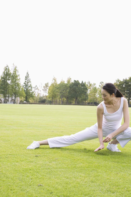 东方人,一个人,蹲,竖图,室外,白天,正面,运动服,锻炼,运动,草地,草坪,树林,植物,亚洲,仅一个年轻女性,仅一个女性,仅一个人,伸展,黄种人,草,树,树木,蓝色,绿色,白色,蓝天,天空,自然,天,生长,晴朗,成长,万里无云,体育,年轻女性,女人,女性,亚洲人,晴空,晴空万里,蹲着,半身,彩图,健身