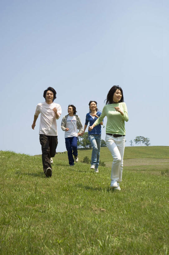 东方人,四个人,伙伴,朋友,跑,竖图,室外,白天,仰视,锻炼,友谊,运动,草地,草坪,植物,亚洲,黄种人,草,树,树木,蓝色,绿色,蓝天,天空,自然,天,生长,晴朗,成长,万里无云,体育,友情,男人,男性,年轻男性,年轻女性,女人,女性,亚洲人,晴空,晴空万里,跑步,彩图,低角度拍摄,全身,健身