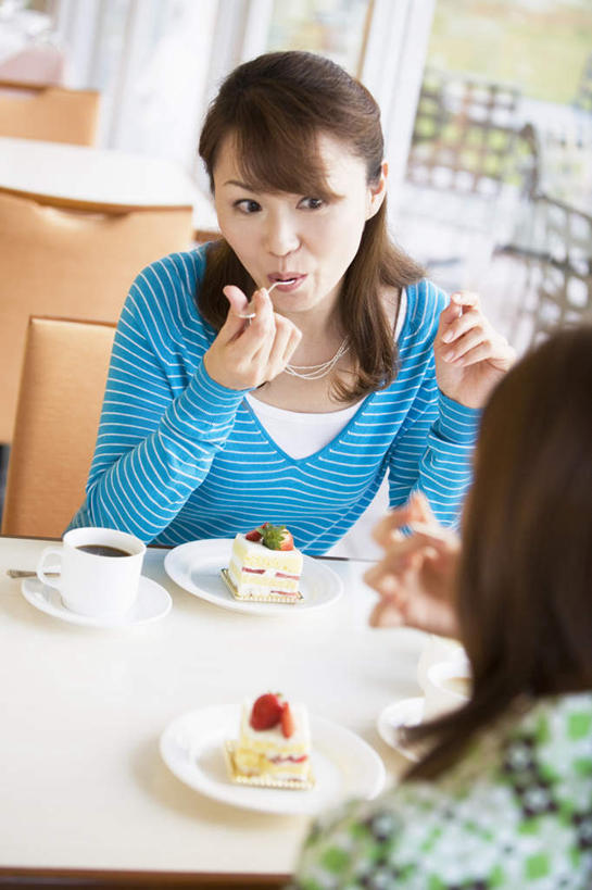 点心,咖啡,东方人,餐厅,坐,吃,竖图,俯视,室内,白天,下午茶,幸福,草莓,浆果,杯子,餐具,水果,亚洲,两块,新鲜,瓷器,碟子,盘,勺子,生食,食品,果实,咖啡杯,陶瓷制品,一杯,拿,拿着,黄种人,娱乐,食物,糕点,饮料,一个,盘子,调羹,碟,汤匙,享受,休闲,温馨,放松,乐趣,有机食品,绿色食品,单个,提神,舒适,瓷杯,醒脑,软饮料,亚洲人,进餐用具,烹调用具,洋莓,水果皇后,红莓,地莓,嚼,食,坐着,半身,彩图,高角度拍摄,餐馆,饭店,饭馆,蛋糕