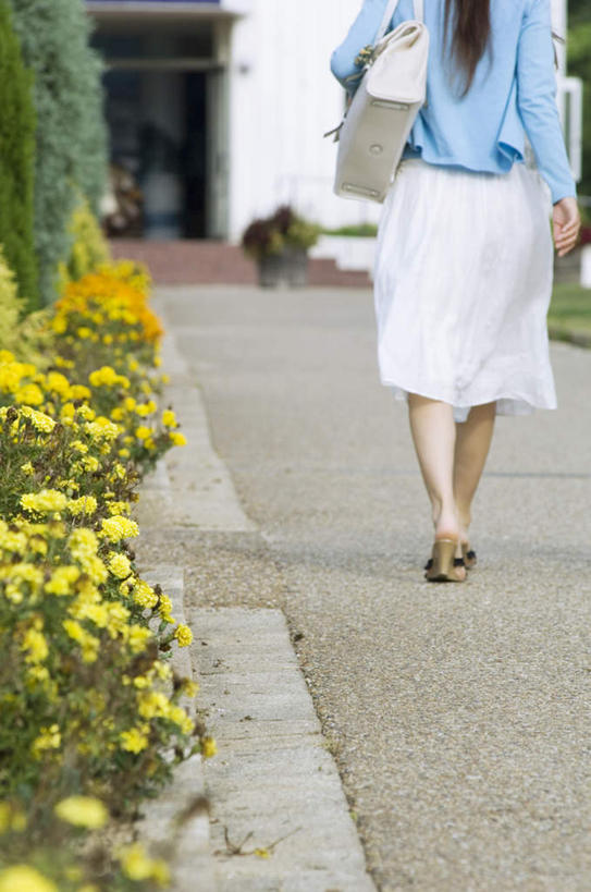 东方人,背,一个人,走,竖图,俯视,室外,白天,植物,门,道路,路,公路,亚洲,仅一个年轻女性,仅一个女性,仅一个人,许多,盛开,包,皮包,交通,花蕾,黄种人,花,花瓣,花朵,鲜花,树,树木,一个,黄色,绿色,白色,自然,门框,花苞,花蕊,背着,菊花,生长,单个,成长,单肩包,年轻女性,女人,女性,亚洲人,马路,步行,散步,走路,半身,彩图,高角度拍摄