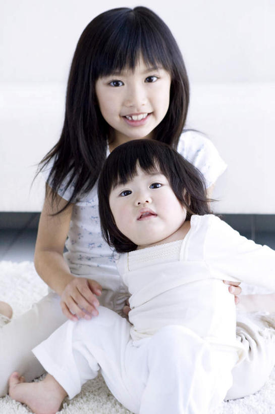 东方人,婴儿,儿童,一个人,两个人,家庭,姐妹,坐,抱,笑,微笑,露齿笑,竖图,俯视,室内,白天,纯洁,窗帘,地毯,亚洲,仅一个女性,仅一个人,注视,黄种人,小孩,衣服,白色,观察,看,仅一个小孩,温暖,温馨,一家人,可爱,活泼,抱着,观看,和睦,察看,搂着,关注,宝宝,纯真,烂漫,无邪,伶俐,天真,女孩,女人,女性,亚洲人,孩子,怀抱,搂,搂抱,相抱,拥抱,坐着,半身,彩图,高角度拍摄,融洽,女生