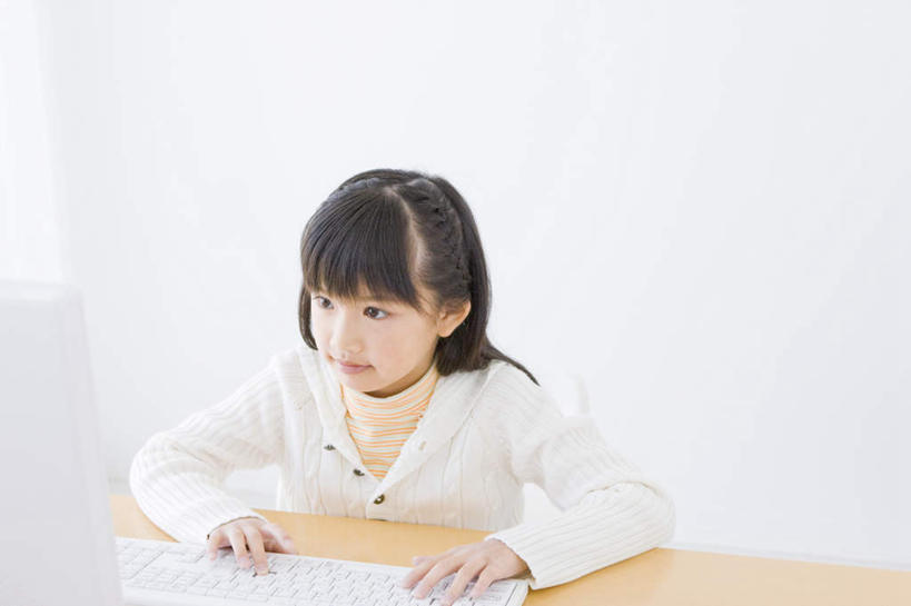 东方人,儿童,一个人,坐,横图,室内,白天,正面,毛衣,纯洁,电脑,笔记本电脑,桌子,亚洲,仅一个女性,仅一个人,网络,墙,注视,黄种人,通讯设备,书桌,墙壁,墙面,小孩,白色,课桌,观察,看,仅一个小孩,可爱,童年,童趣,观看,察看,无线,关注,通信设备,无线网络,无线上网,便携式电脑,童真,烂漫,无邪,天真,手提电脑,女孩,女人,女性,亚洲人,孩子,坐着,半身,彩图,绒衣,套衫,套头毛衣,线衣,女生